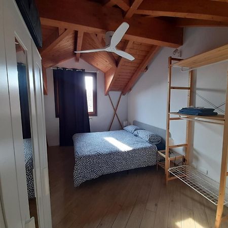 A Casa Di Sole Apartment Арезе Стая снимка