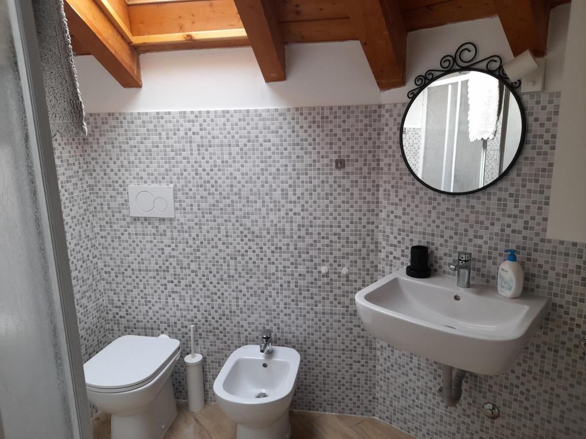 A Casa Di Sole Apartment Арезе Екстериор снимка