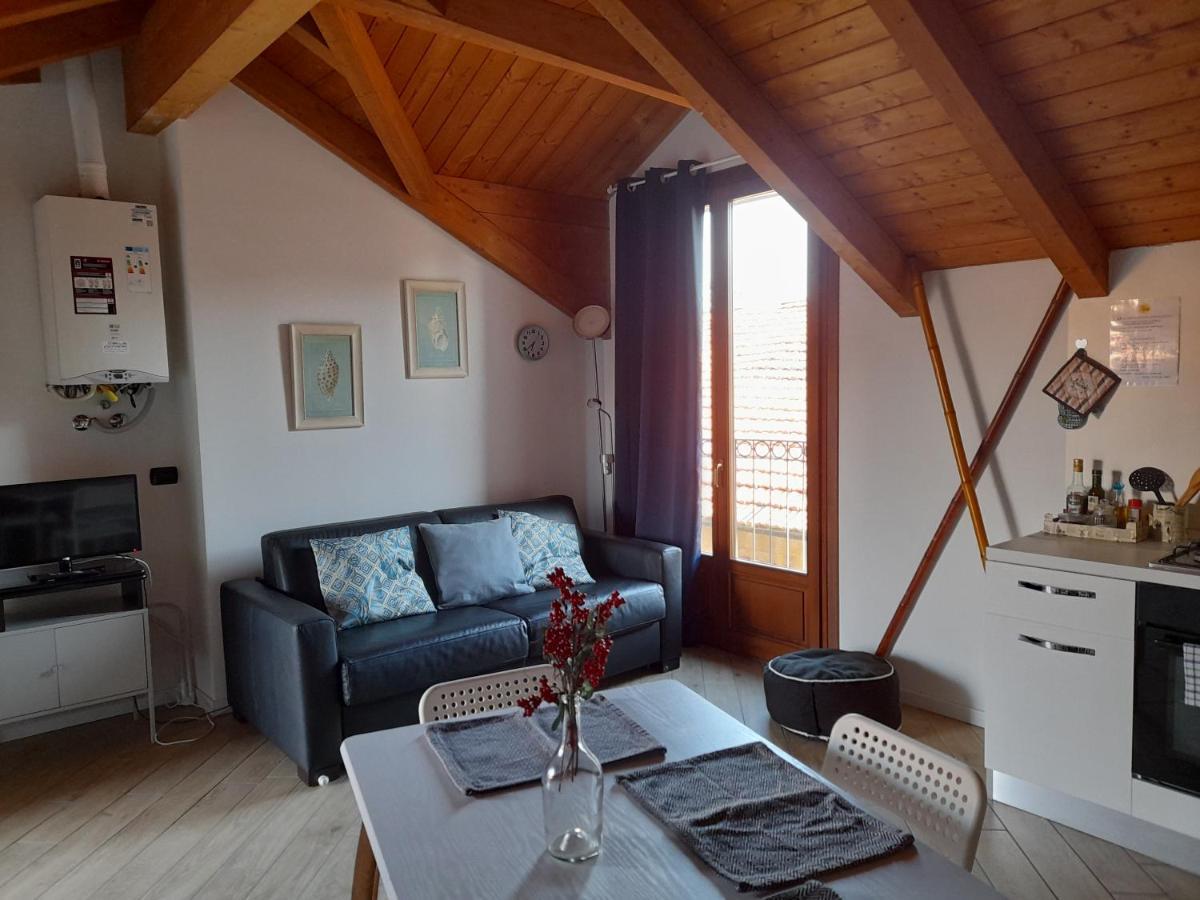 A Casa Di Sole Apartment Арезе Екстериор снимка