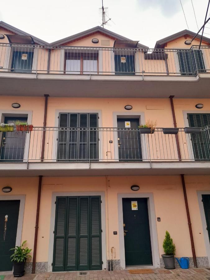 A Casa Di Sole Apartment Арезе Екстериор снимка