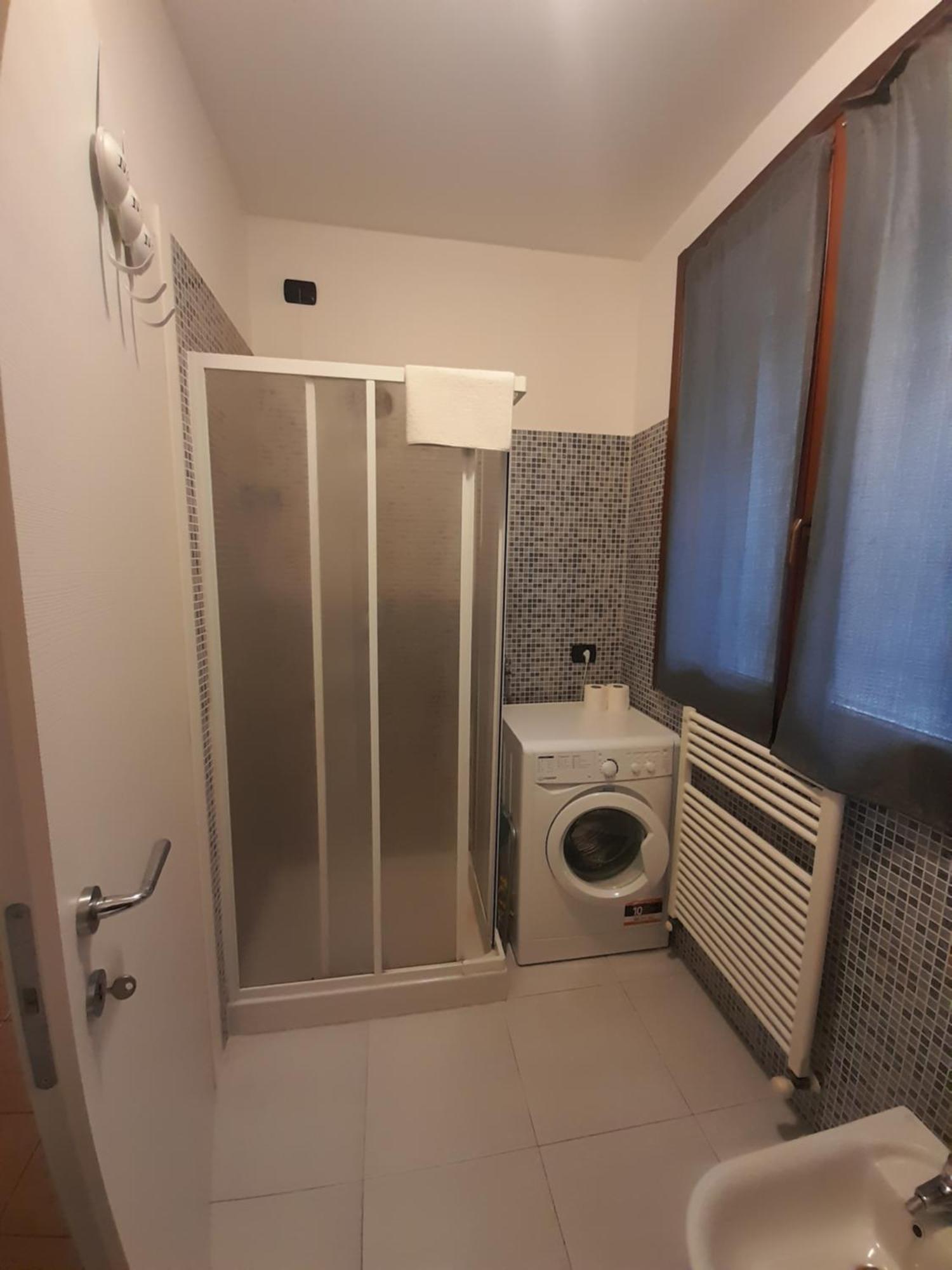 A Casa Di Sole Apartment Арезе Стая снимка