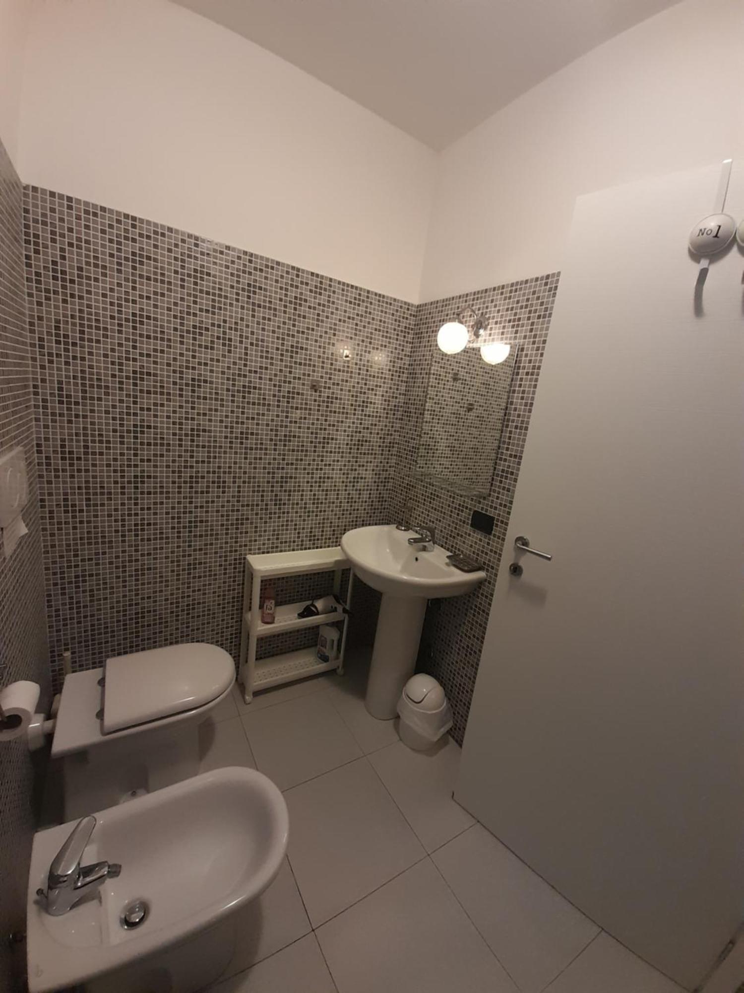 A Casa Di Sole Apartment Арезе Екстериор снимка